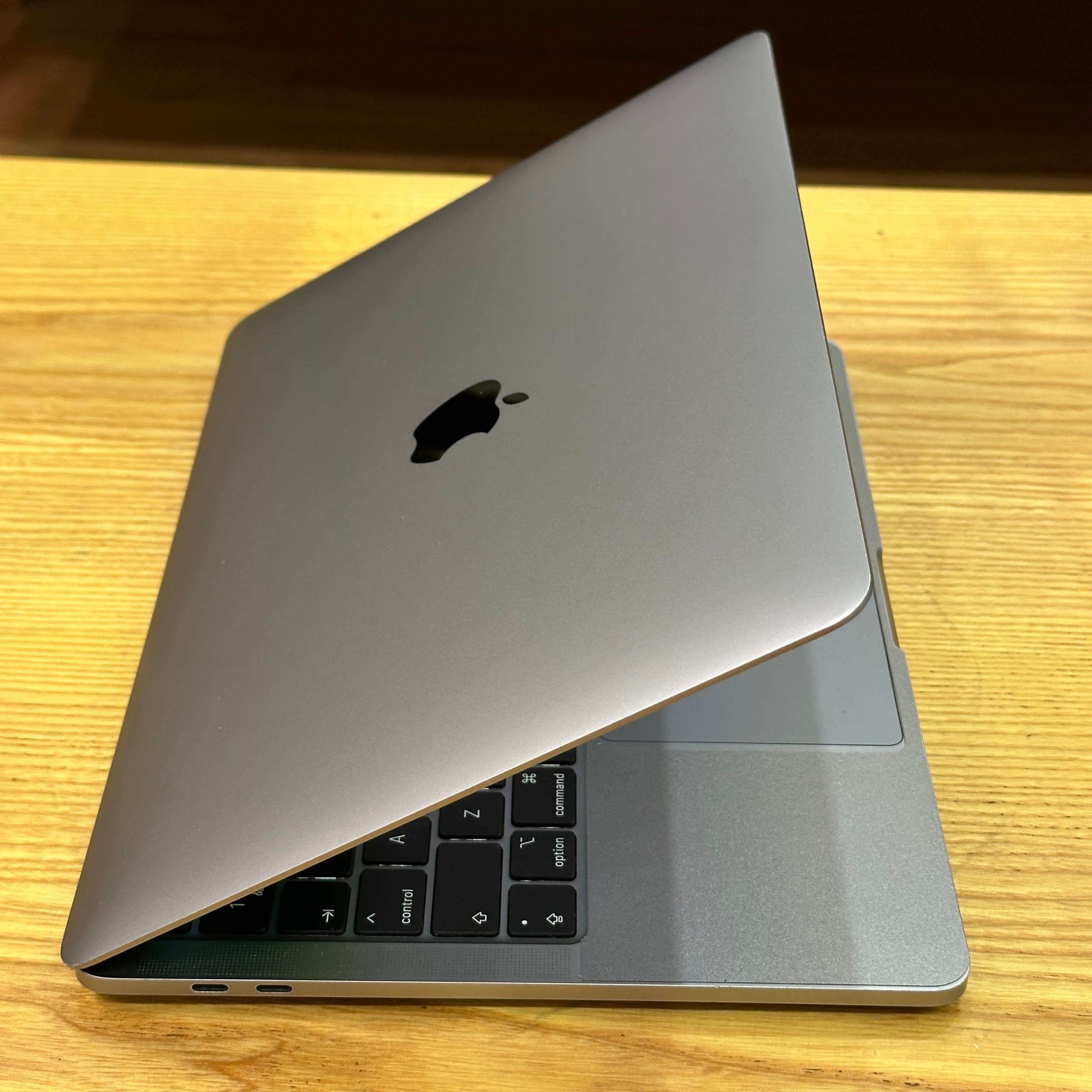 MacBook Pro Intel i5 2020 13 inch - image 4