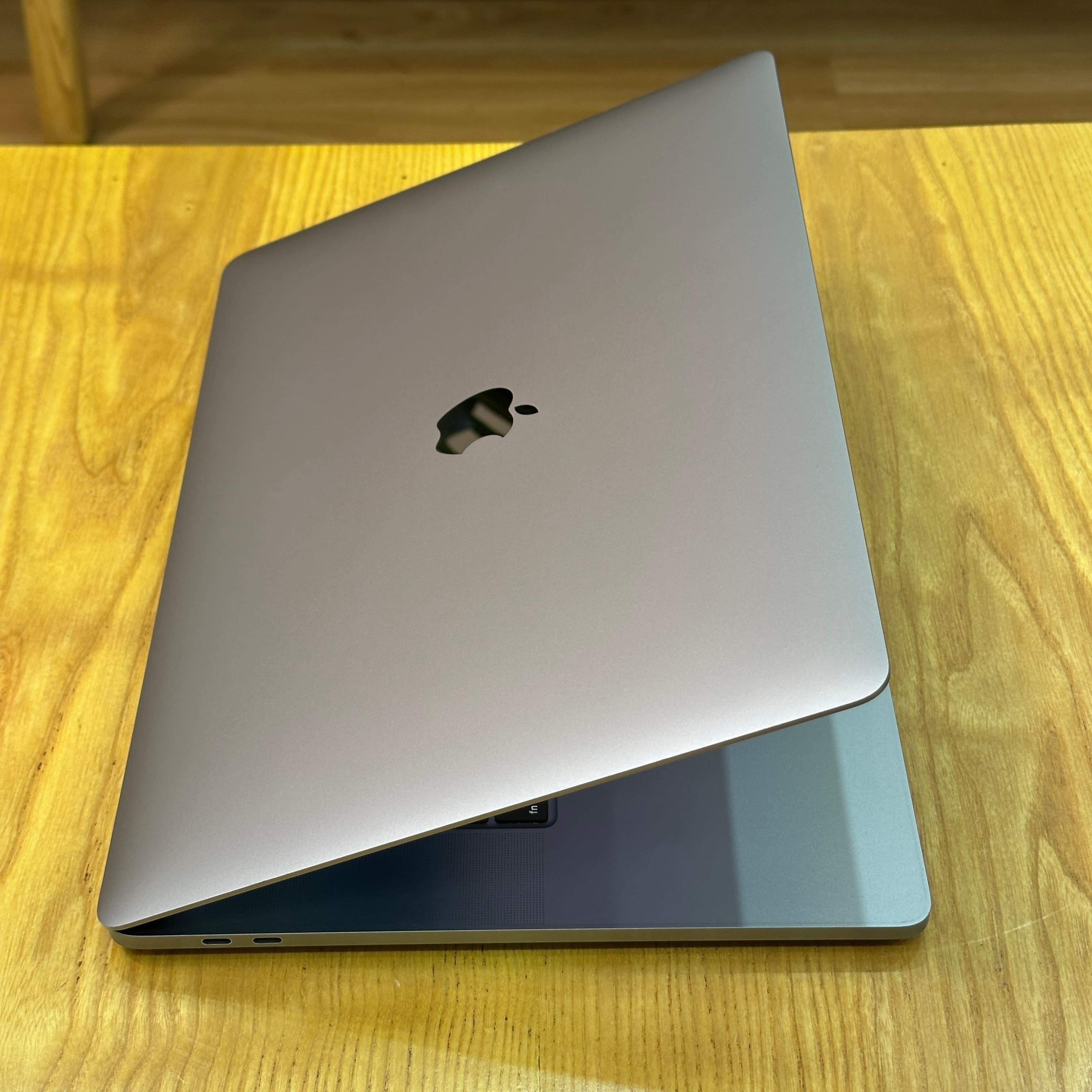 MacBook Pro Intel i7 2019 16 inch - image 4